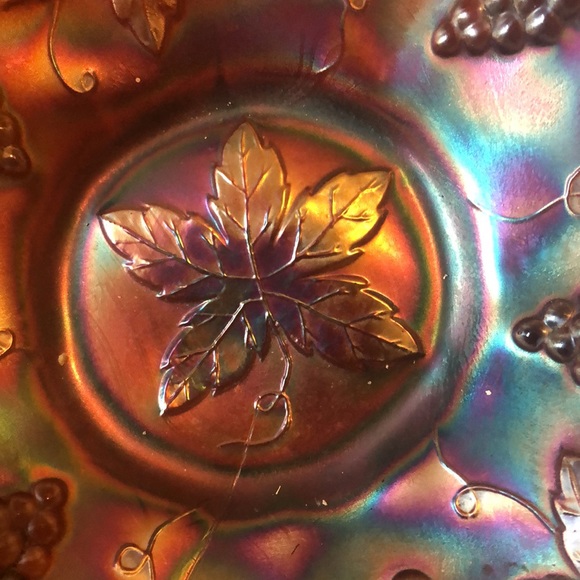 Carnival glass: outstanding grape & vine motif in mint condition; scalloped - Picture 7 of 10